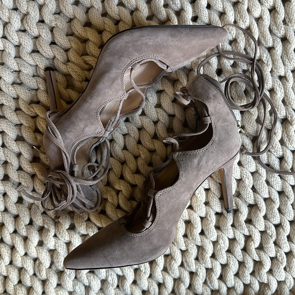 VINCE CAMUTO BARSHA LACE UP HEELS- SIZE 6 - Picture 3 of 5